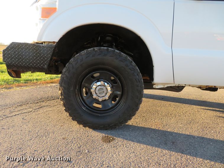 image for item DI3880 2011 Ford F350 Super Duty XL  SuperCab flatbed pickup truck