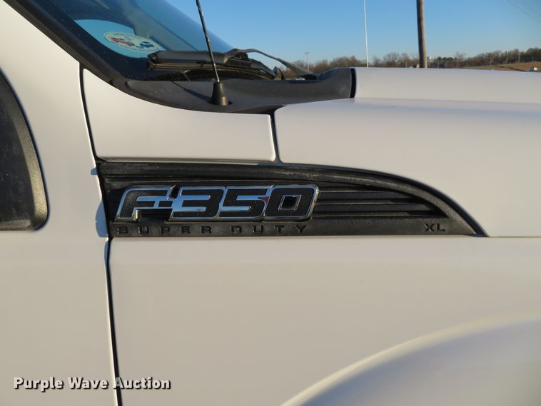 image for item DI3880 2011 Ford F350 Super Duty XL  SuperCab flatbed pickup truck