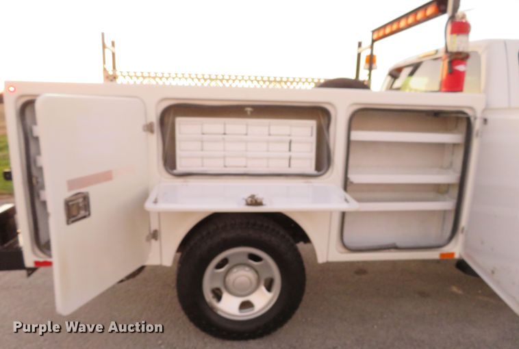 image for item DI3898 2009 Ford F350 Super Duty XL  SuperCab utility bed pickup truck