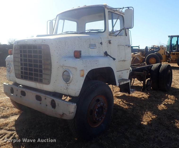 image for item DI7295 1977 Ford L8000  truck cab and chassis