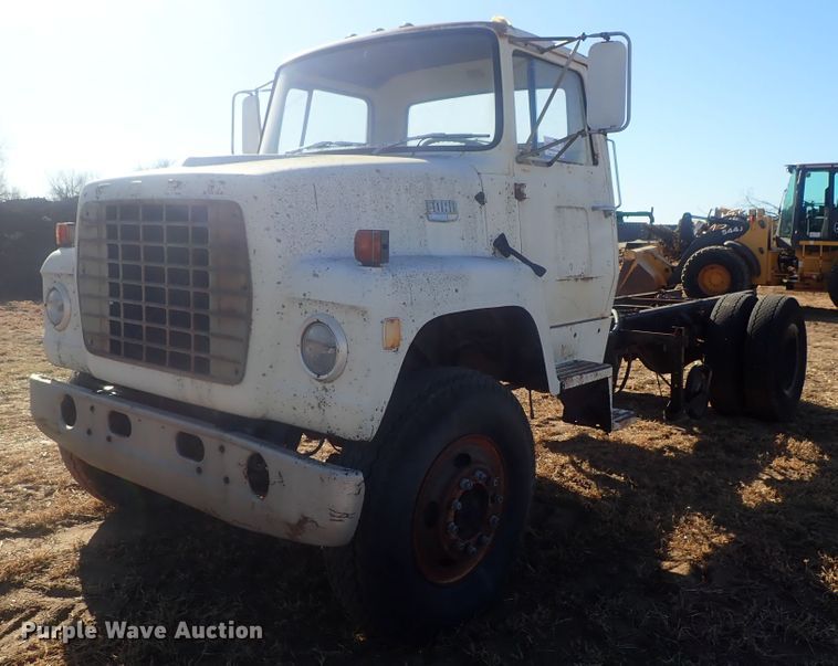 image for item DI7295 1977 Ford L8000  truck cab and chassis