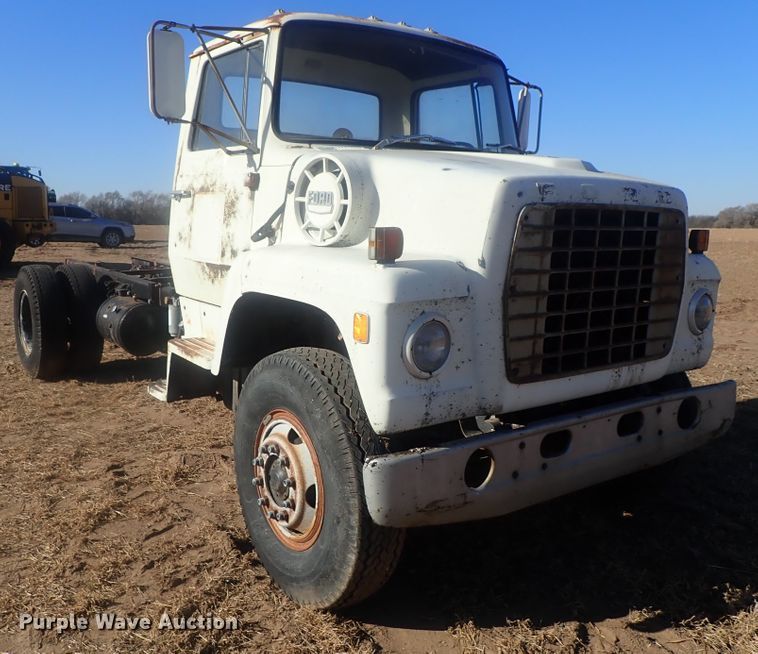 image for item DI7295 1977 Ford L8000  truck cab and chassis