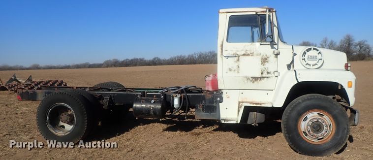 image for item DI7295 1977 Ford L8000  truck cab and chassis