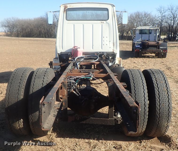 image for item DI7295 1977 Ford L8000  truck cab and chassis