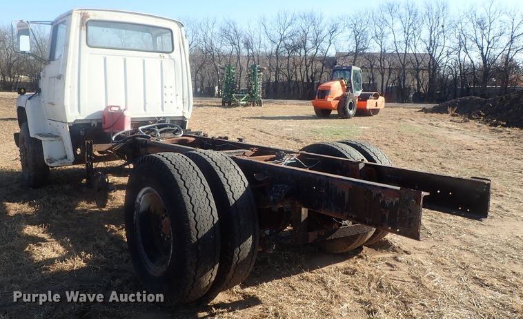 image for item DI7295 1977 Ford L8000  truck cab and chassis