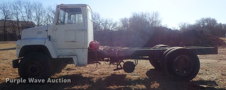 image for item DI7295 1977 Ford L8000  truck cab and chassis