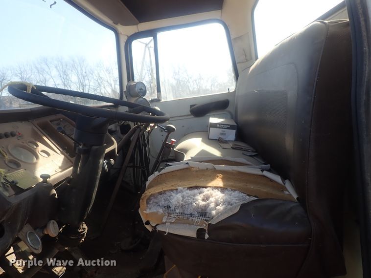 image for item DI7295 1977 Ford L8000  truck cab and chassis