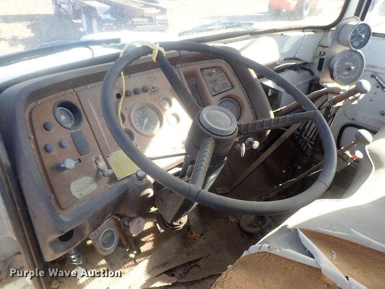 image for item DI7295 1977 Ford L8000  truck cab and chassis