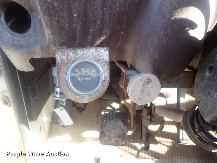 image for item DI7295 1977 Ford L8000  truck cab and chassis