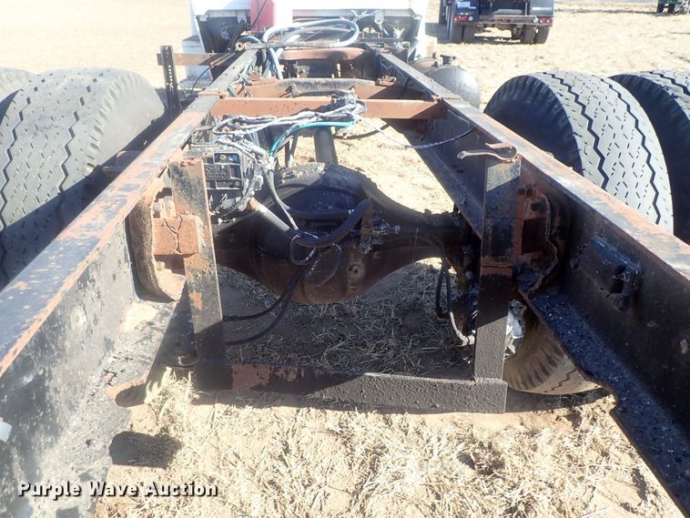 image for item DI7295 1977 Ford L8000  truck cab and chassis