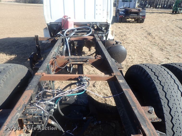 image for item DI7295 1977 Ford L8000  truck cab and chassis