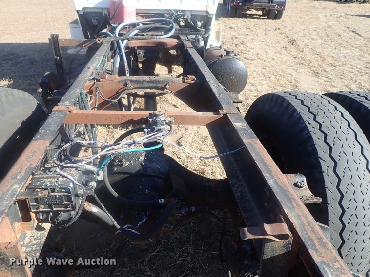 image for item DI7295 1977 Ford L8000  truck cab and chassis