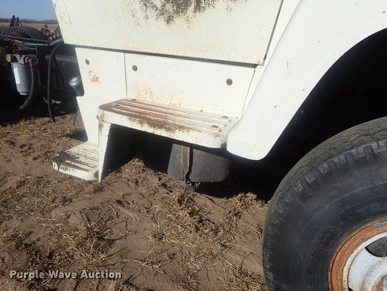 image for item DI7295 1977 Ford L8000  truck cab and chassis