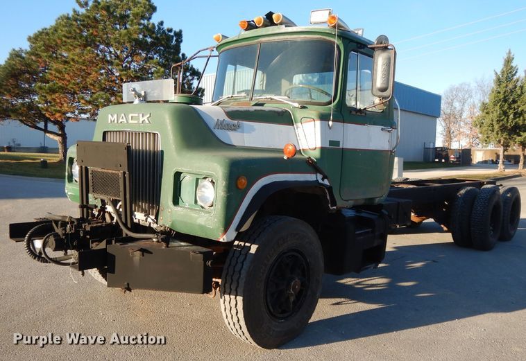 image for item DI8082 1984 Mack DM685S  truck cab and chassis