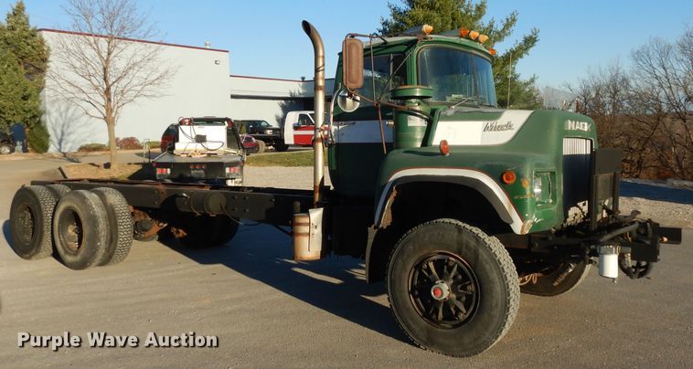 image for item DI8082 1984 Mack DM685S  truck cab and chassis