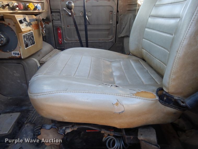 image for item DI8082 1984 Mack DM685S  truck cab and chassis