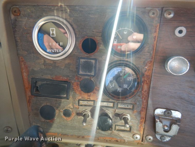 image for item DI8082 1984 Mack DM685S  truck cab and chassis