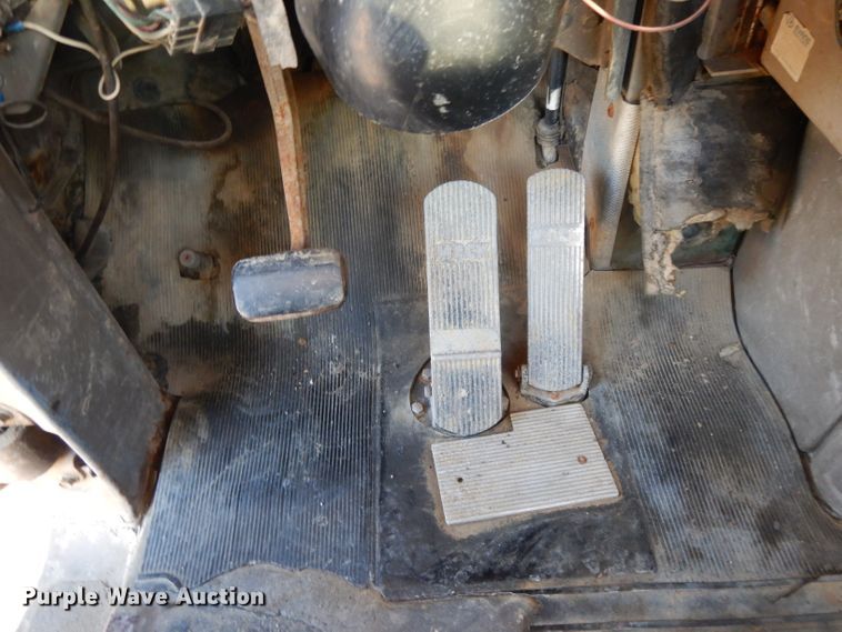 image for item DI8082 1984 Mack DM685S  truck cab and chassis