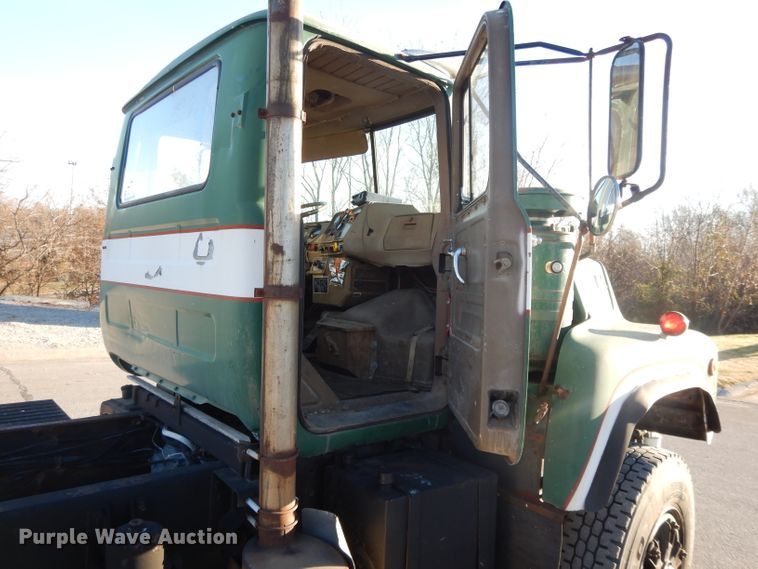 image for item DI8082 1984 Mack DM685S  truck cab and chassis