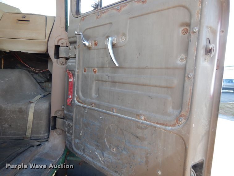 image for item DI8082 1984 Mack DM685S  truck cab and chassis