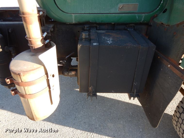 image for item DI8082 1984 Mack DM685S  truck cab and chassis