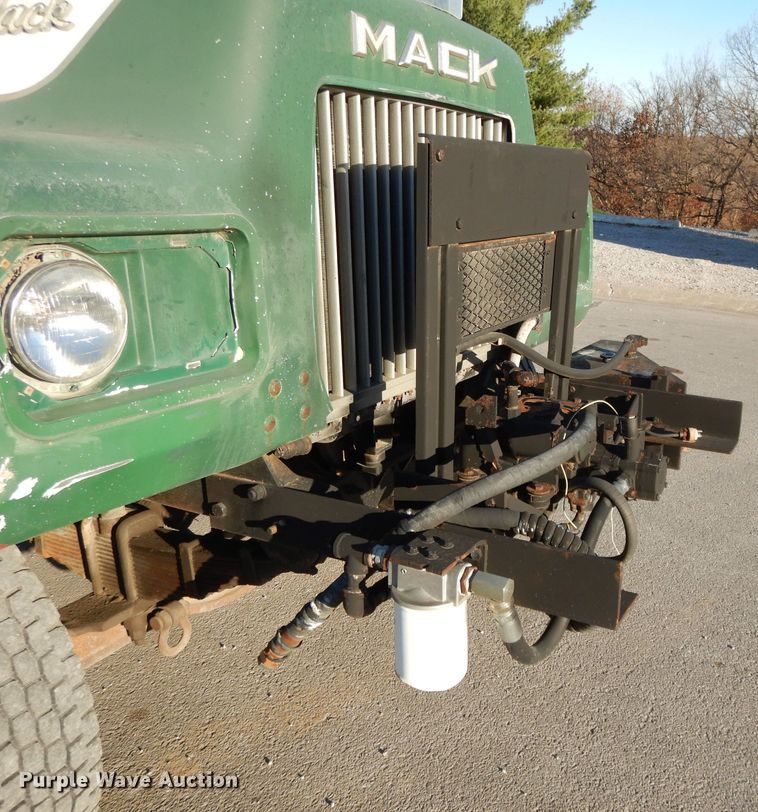 image for item DI8082 1984 Mack DM685S  truck cab and chassis