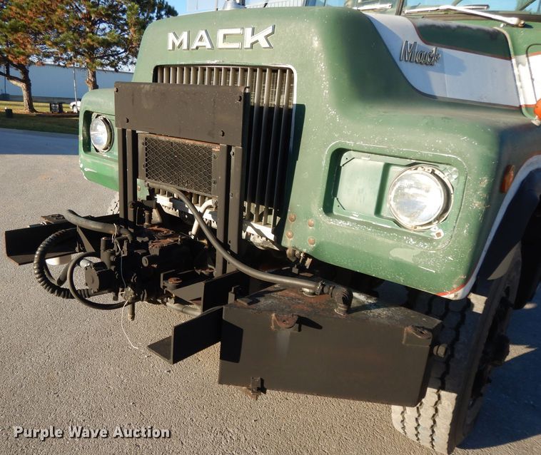 image for item DI8082 1984 Mack DM685S  truck cab and chassis