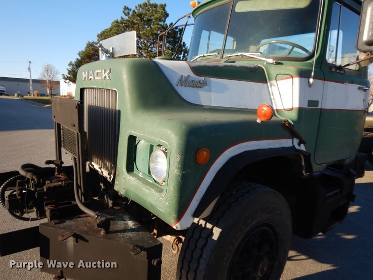 image for item DI8082 1984 Mack DM685S  truck cab and chassis