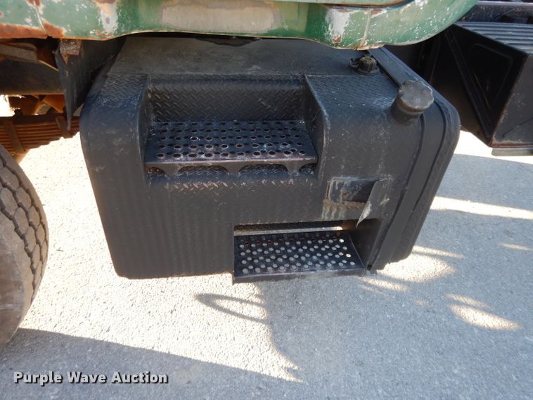 image for item DI8082 1984 Mack DM685S  truck cab and chassis