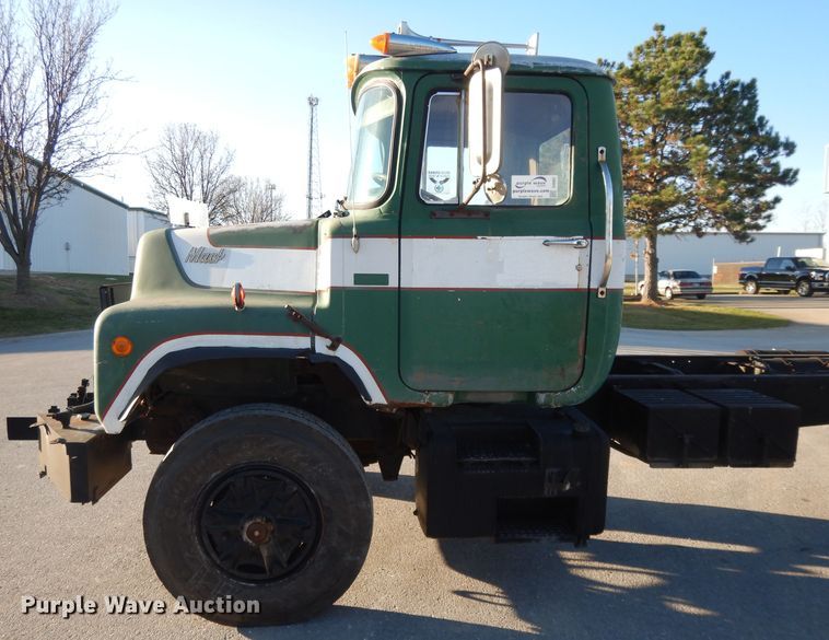 image for item DI8082 1984 Mack DM685S  truck cab and chassis