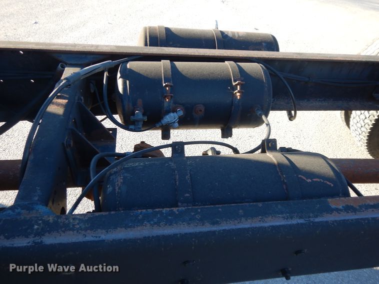 image for item DI8082 1984 Mack DM685S  truck cab and chassis