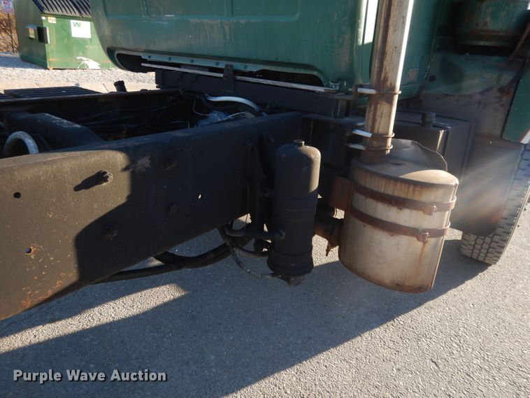 image for item DI8082 1984 Mack DM685S  truck cab and chassis