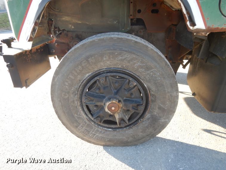 image for item DI8082 1984 Mack DM685S  truck cab and chassis