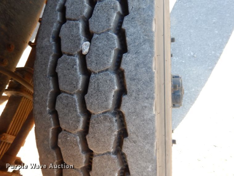 image for item DI8082 1984 Mack DM685S  truck cab and chassis