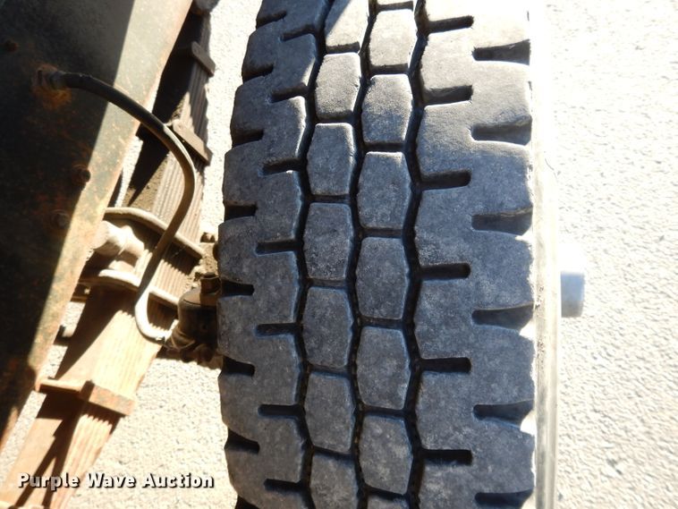 image for item DI8082 1984 Mack DM685S  truck cab and chassis