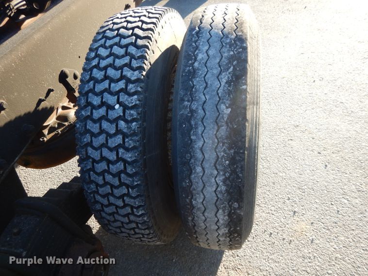 image for item DI8082 1984 Mack DM685S  truck cab and chassis