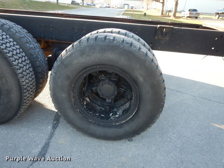 image for item DI8082 1984 Mack DM685S  truck cab and chassis