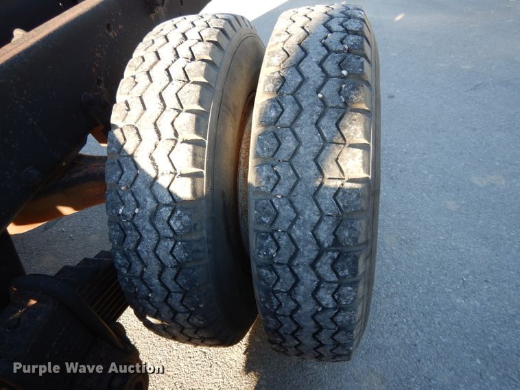 image for item DI8082 1984 Mack DM685S  truck cab and chassis