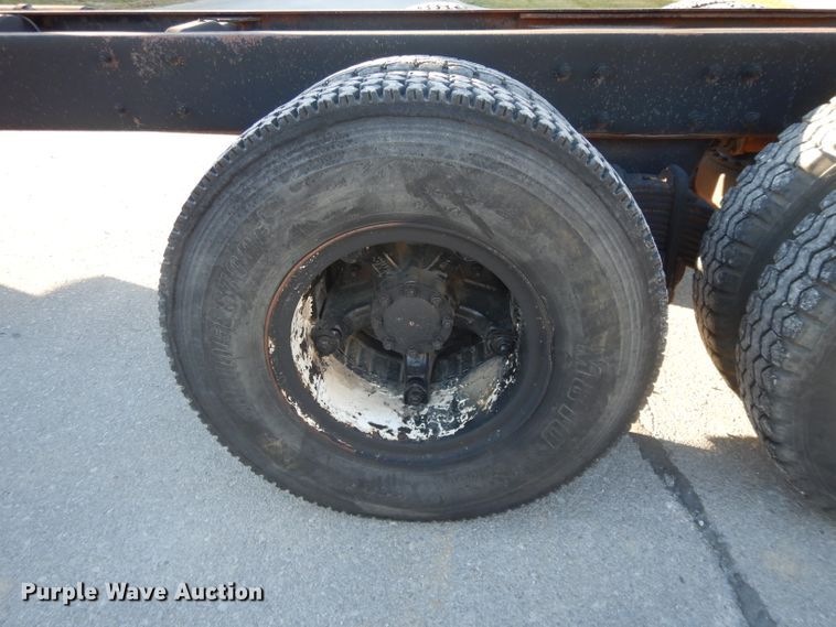 image for item DI8082 1984 Mack DM685S  truck cab and chassis