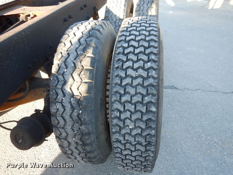 image for item DI8082 1984 Mack DM685S  truck cab and chassis