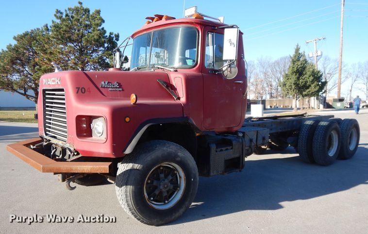 image for item DI8084 1988 Mack DM690S  truck cab and chassis