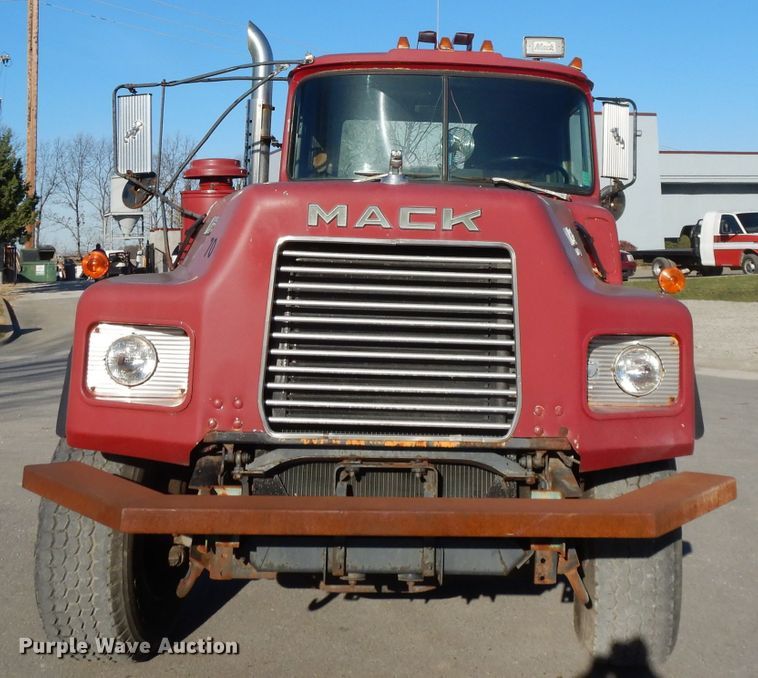 image for item DI8084 1988 Mack DM690S  truck cab and chassis