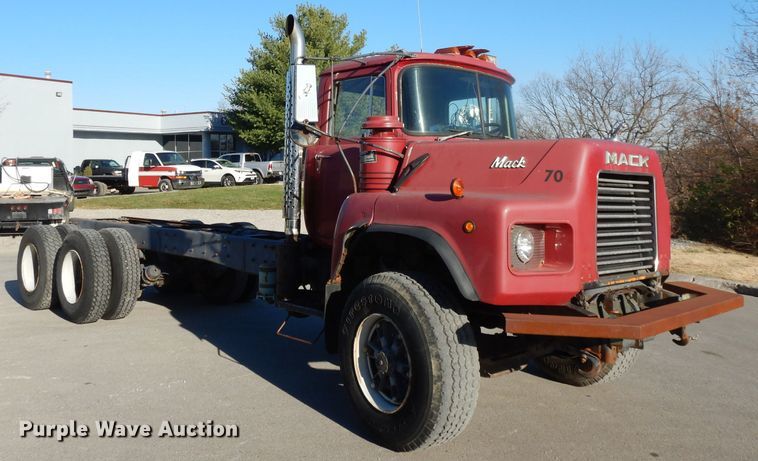 image for item DI8084 1988 Mack DM690S  truck cab and chassis