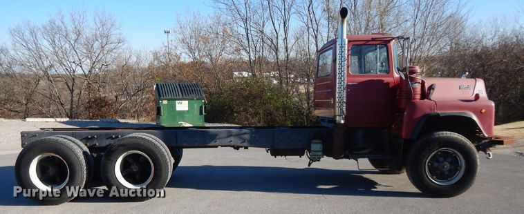 image for item DI8084 1988 Mack DM690S  truck cab and chassis