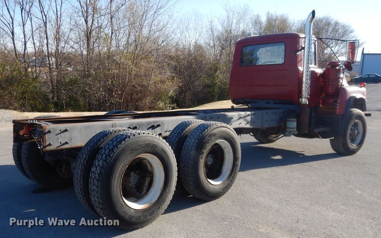 image for item DI8084 1988 Mack DM690S  truck cab and chassis