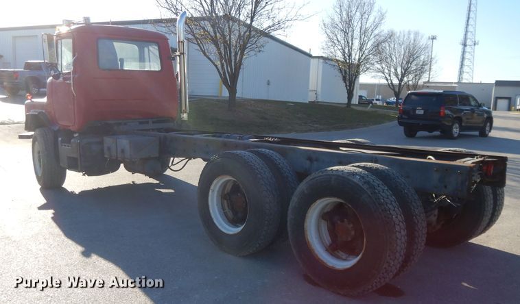 image for item DI8084 1988 Mack DM690S  truck cab and chassis