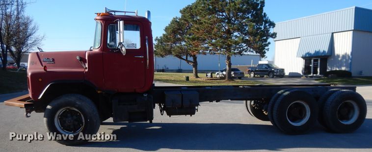 image for item DI8084 1988 Mack DM690S  truck cab and chassis