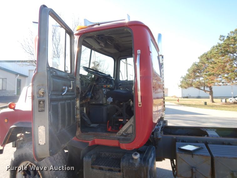 image for item DI8084 1988 Mack DM690S  truck cab and chassis