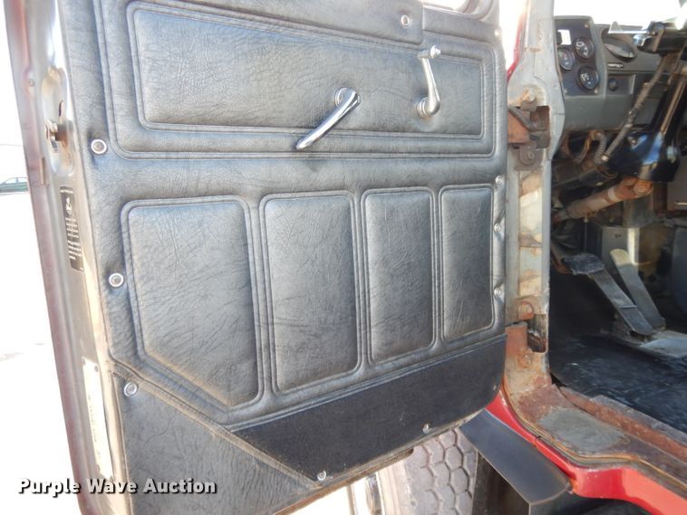 image for item DI8084 1988 Mack DM690S  truck cab and chassis