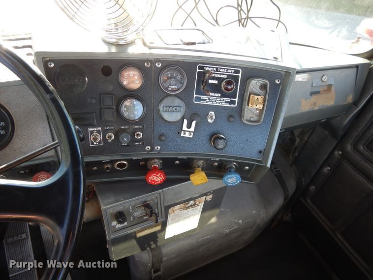 image for item DI8084 1988 Mack DM690S  truck cab and chassis